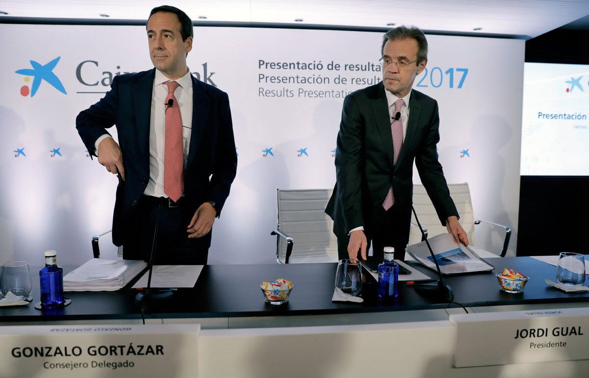 Gonzalo Cortázar y Jordi Gual durante la rueda de prensa de presentación de resultados de CaixaBank 2017