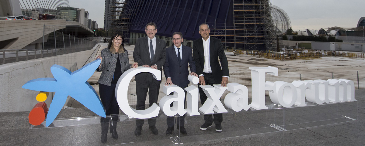 El presidente de la Generalitat Valenciana, Ximo Puig; el director general de la Fundación Bancaria ”la Caixa”, Jaume Giró; y el arquitecto Enric Ruiz-Geli