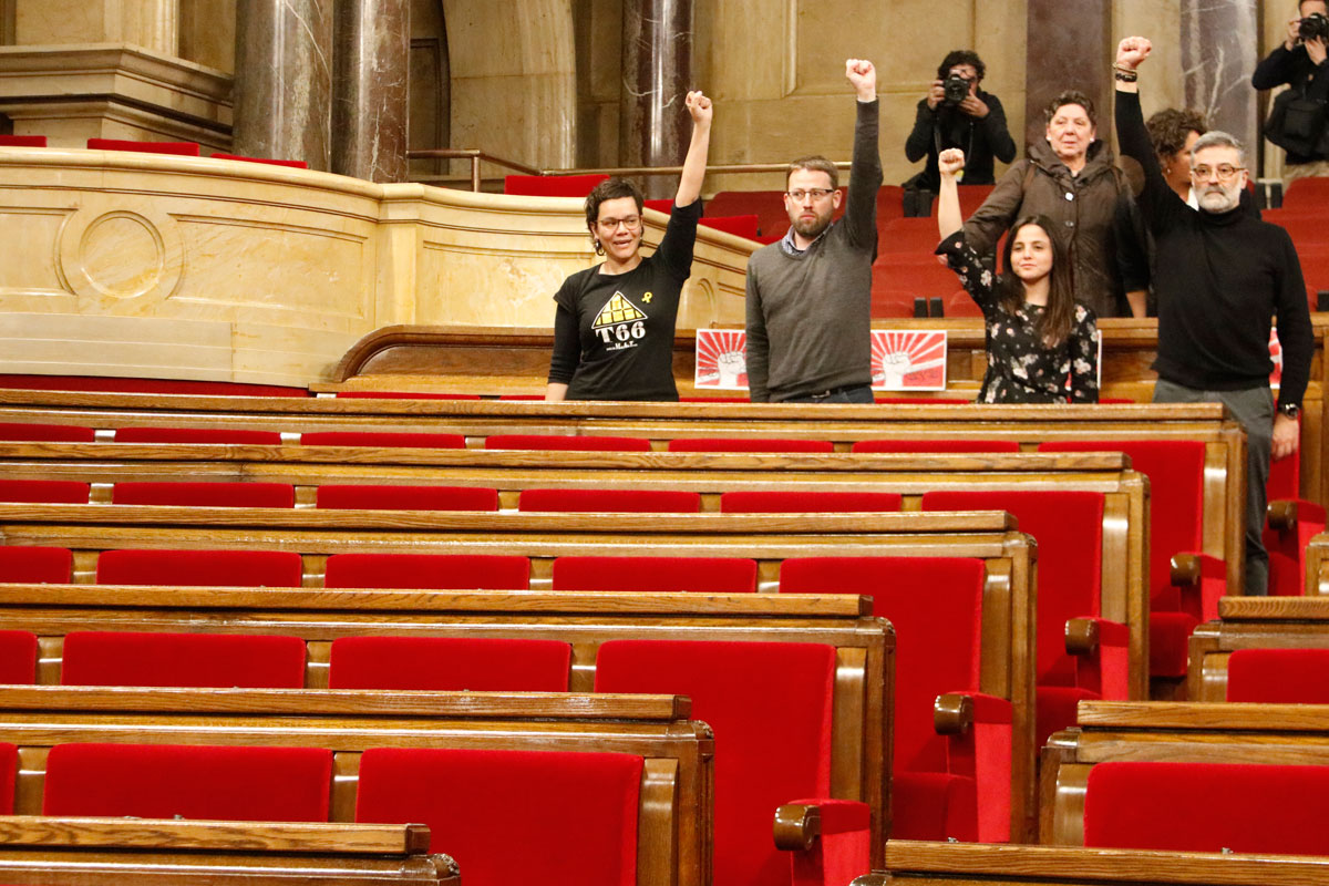 Los diputados de la CUP en el pleno del Parlament a la hora que estaba prevista la investidura de Puigdemont