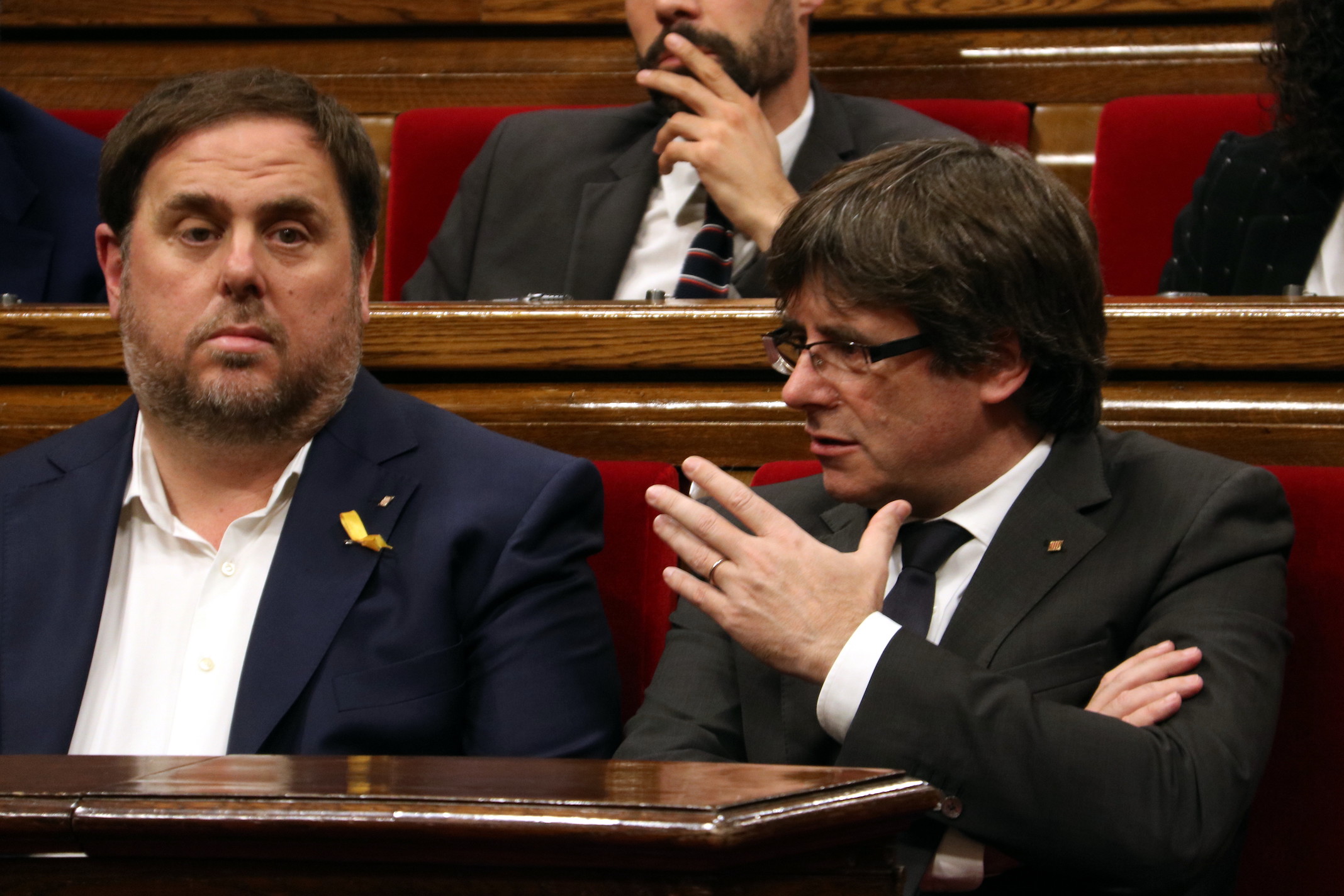 El expresident Carles Puigdemont sentado en el Parlament junto a el exvicepredident Oriol Junqueras