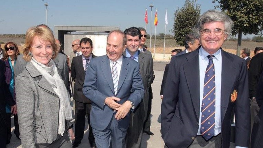 Esperanza Aguirre y su marido con Joaquín Molpeceres (centro) en la inauguración del campo de golf de El Encín, declarado ilegal por el TS. 