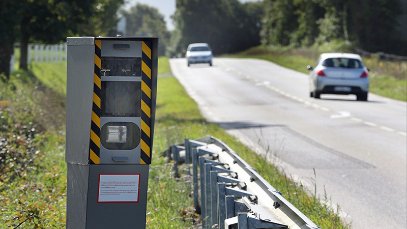 Un radar en una carretera de Madrid.