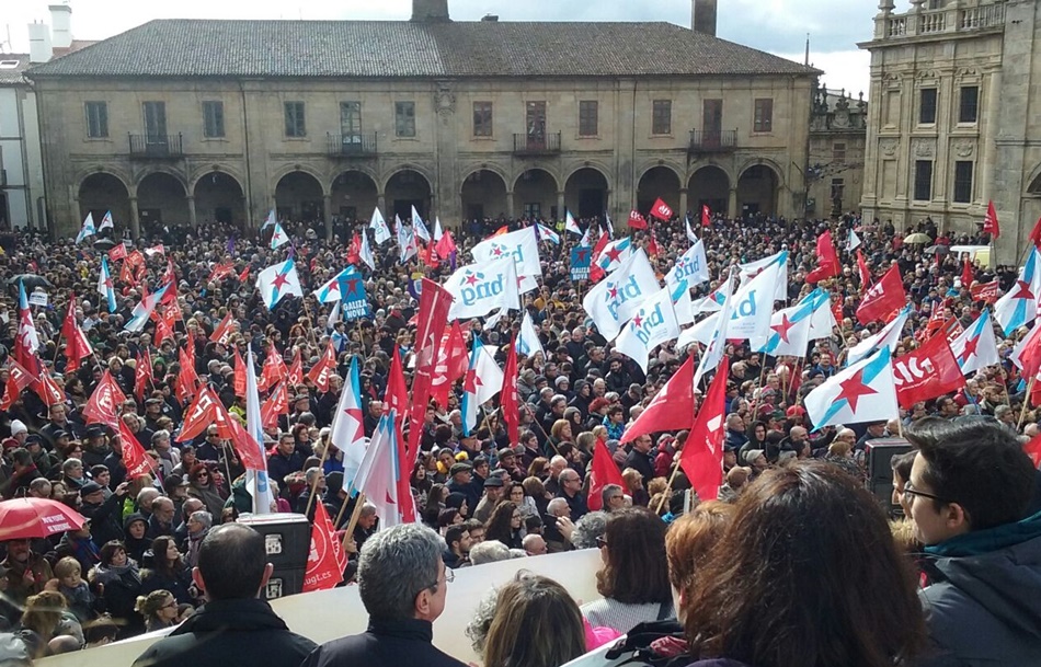 Miles de personas han llenado las calles de Santiago de Compostela para decir "NO" a la reforma de la Ley de Salud de Galicia. 