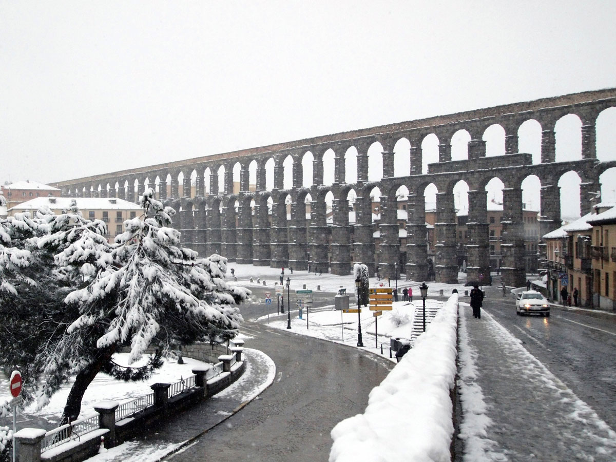 El acueducto de Segovia nevado