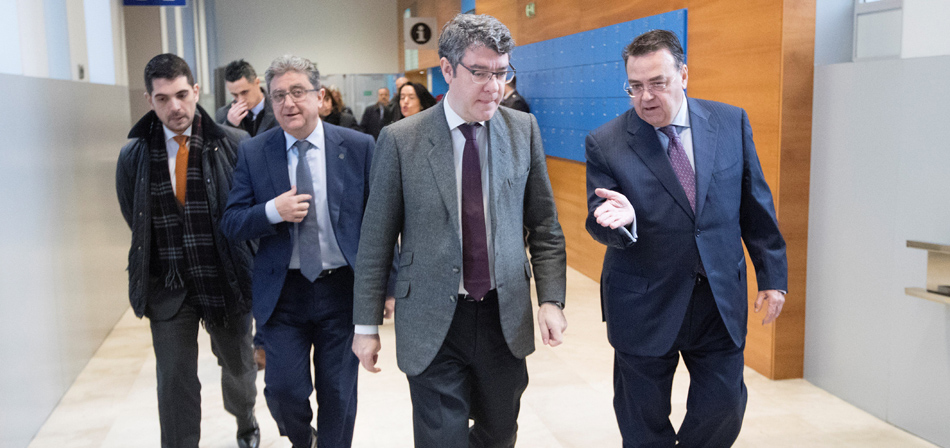 El ministro de Energía, Álvaro Nadal, (c) junto al presidente de Enagás, Antonio Llardén (d), durante el VI Simposio Internacional Funseam