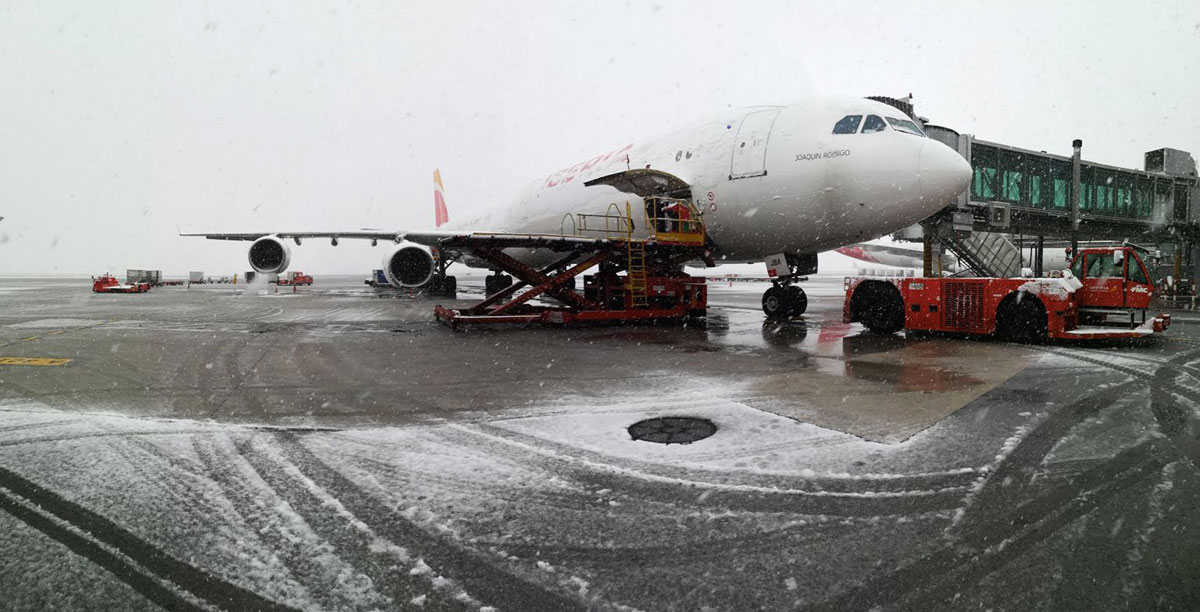 Nieve en las pistas del aeropuerto Adolfo Suarez Madrid Barajas