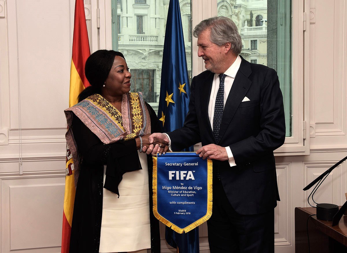 Fotografía facilitada por el Ministerio de Educación, Cultura y Deporte, del ministro Iñigo Méndez de Vigo que ha recibido esta mañana, en la sede del Ministerio, a la secretaria general de la FIFA, la senegalesa Fatma Samo