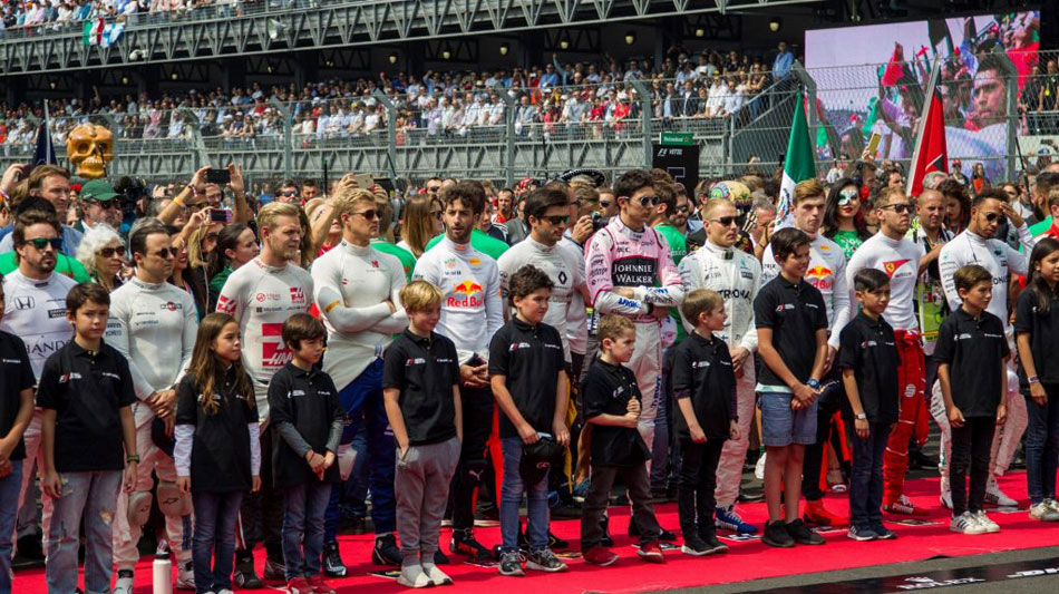 Los pilotos de la F1 con niños al comienzo de un gran premio
