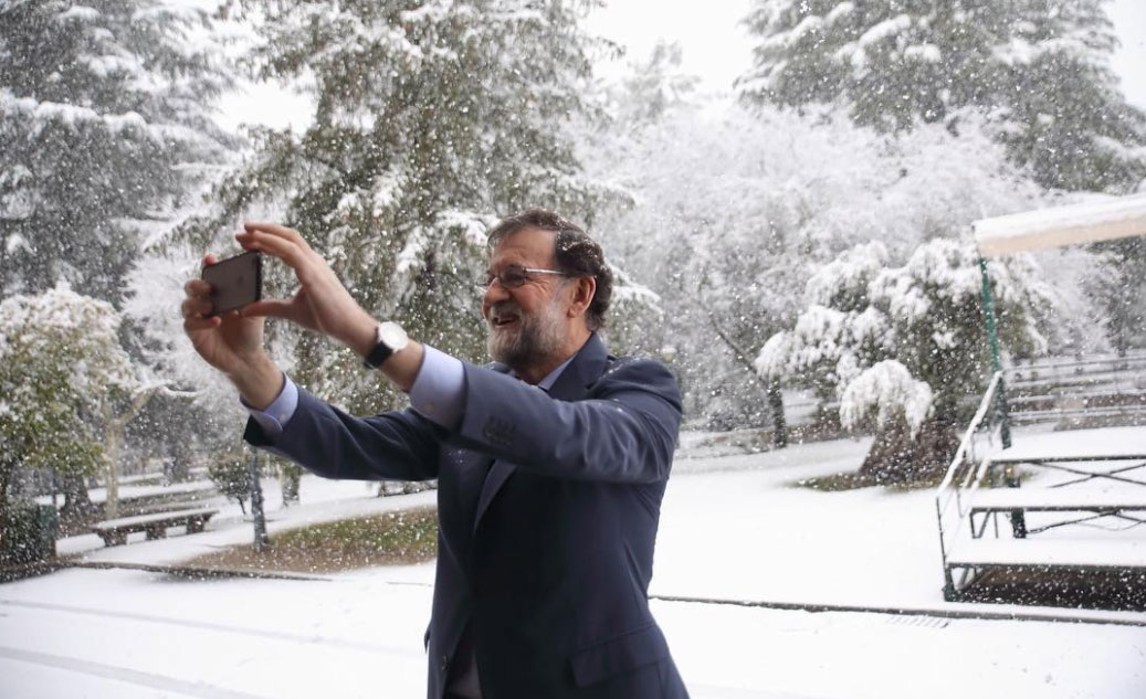Mariano Rajoy disfrutando de la nieve en La Moncloa.