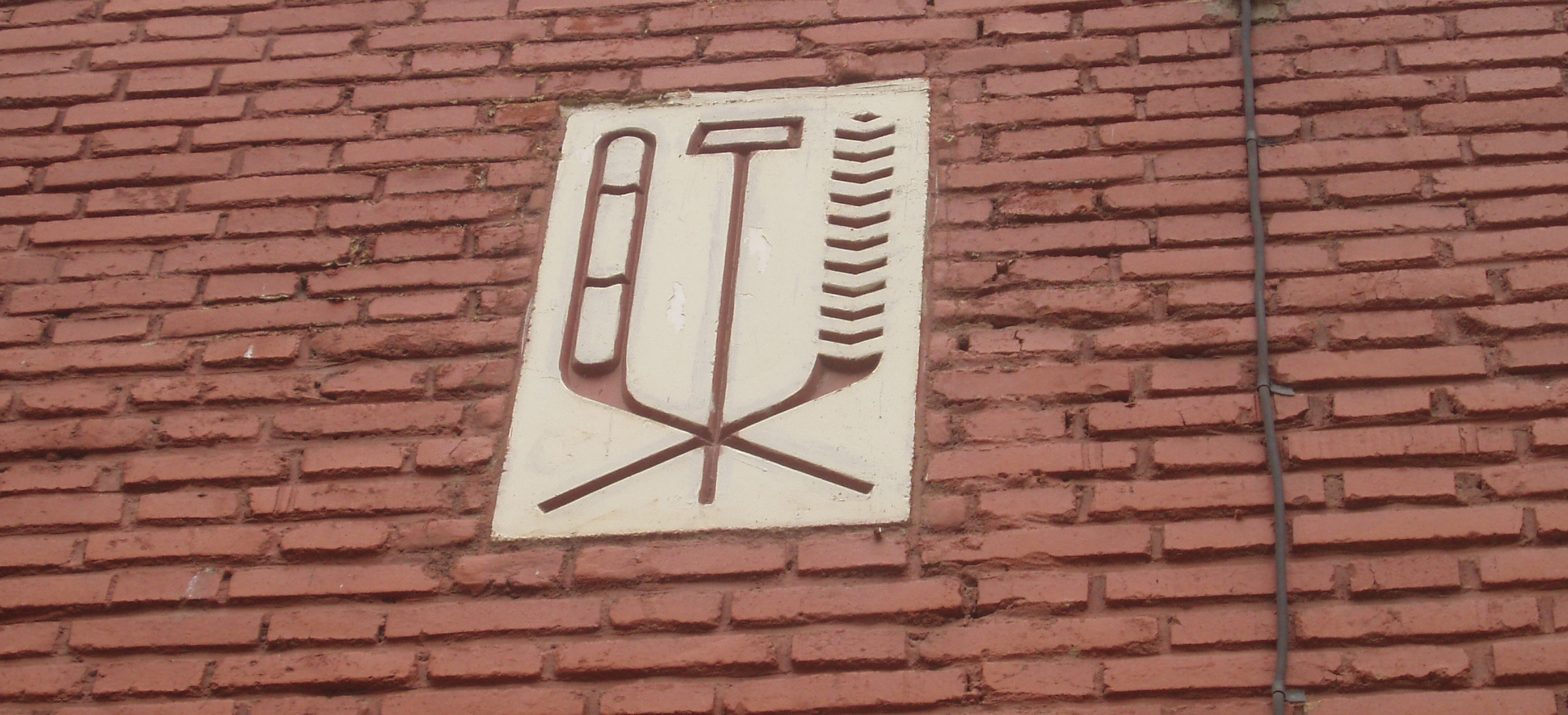 Detalle de símbolo franquista en la calle Paracuellos, en Torrejón de Ardoz 