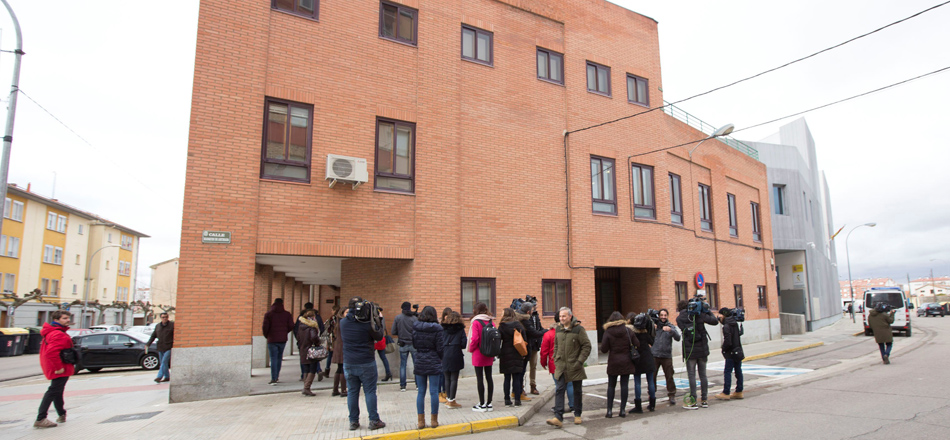 Numerosos medios de comunicación esperan a la salida del Juzgado de Instrucción número 1 de Aranda de Duero (Burgos)