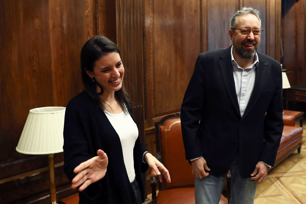 La portavoz parlamentaria de Podemos, Irene Montero, junto a Juan Carlos Girauta, de Ciudadanos. 