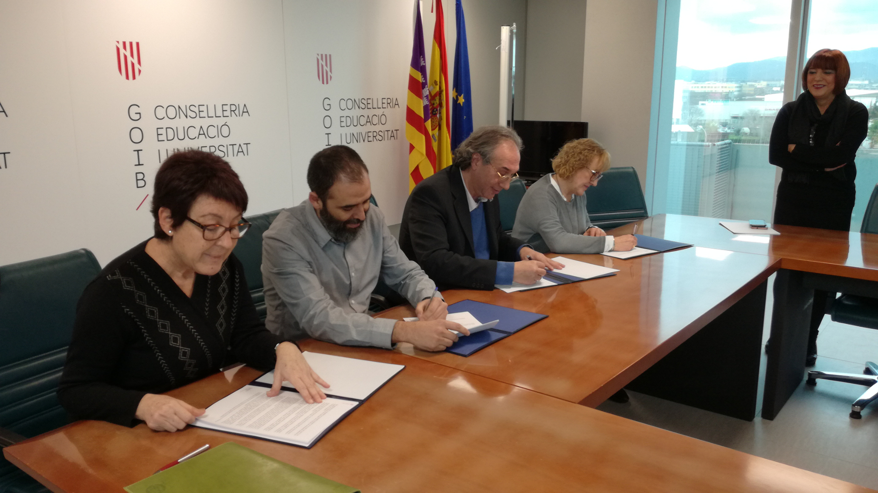 Conseller d’Educació i Universitat, Martí March, presidenta del sindicat Alternativa Docent, Norma A. Tolosa, secretari general del sindicat FE-CCOO, Antoni Baos i responsable d’ensenyament de FeSP-UGT Illes Balears, Maria A. Alarcón