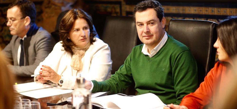 El líder del PP-A, Juanma Moreno, junto a Esperanza Fitz Luna, presidenta de ANSEMAC ayer en Sevilla.