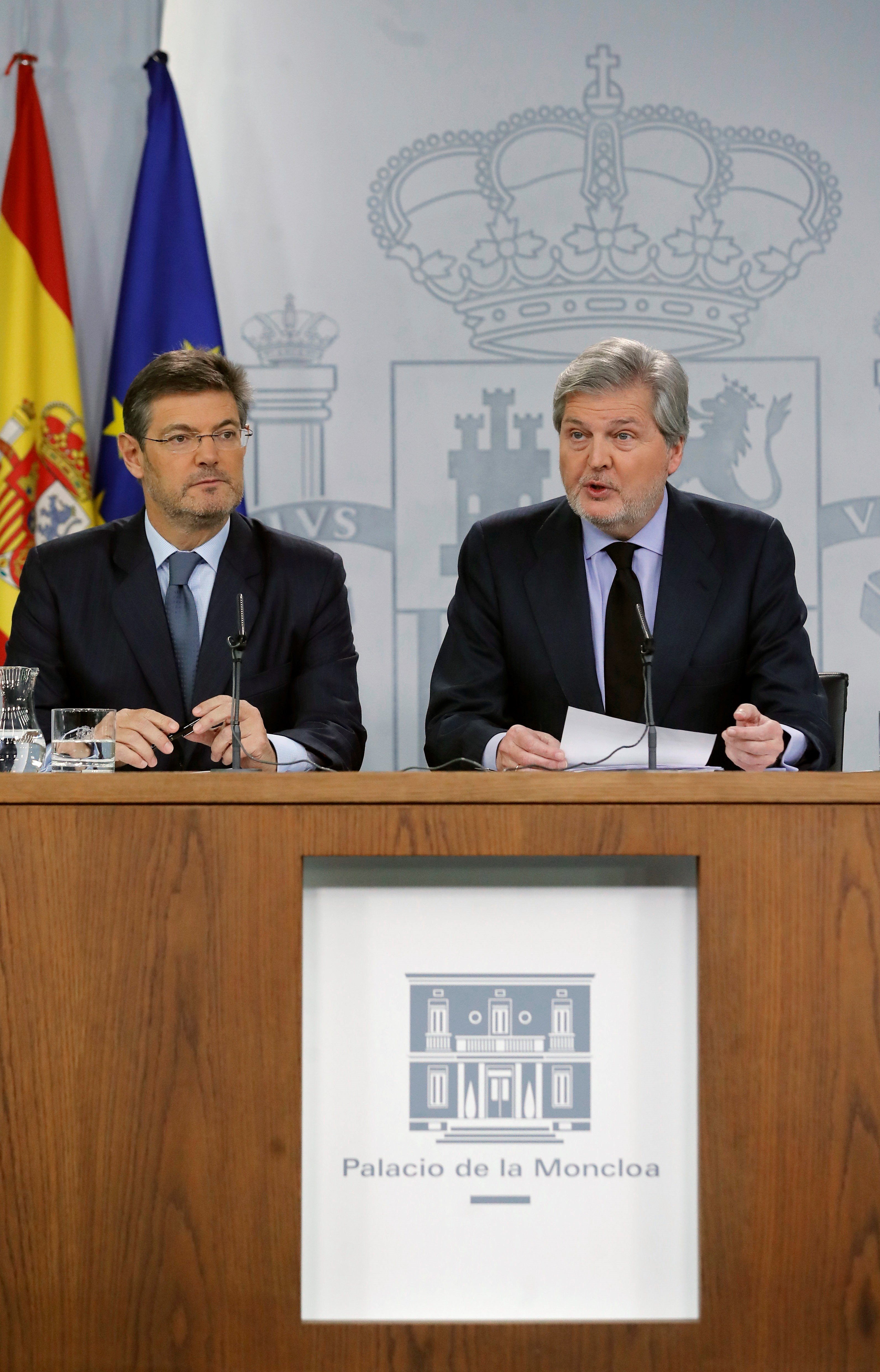 El ministro de Justicia Rafael Catalá (i) y el ministro portavoz Iñigo Méndez de Vigo, durante la rueda de prensa celebrada en el Palacio de la Moncloa tras la reunión del consejo de ministros
