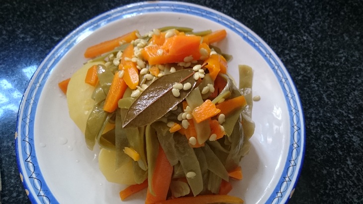 Judías verdes con zanahorias y codillo de cerdo con patatas asadas