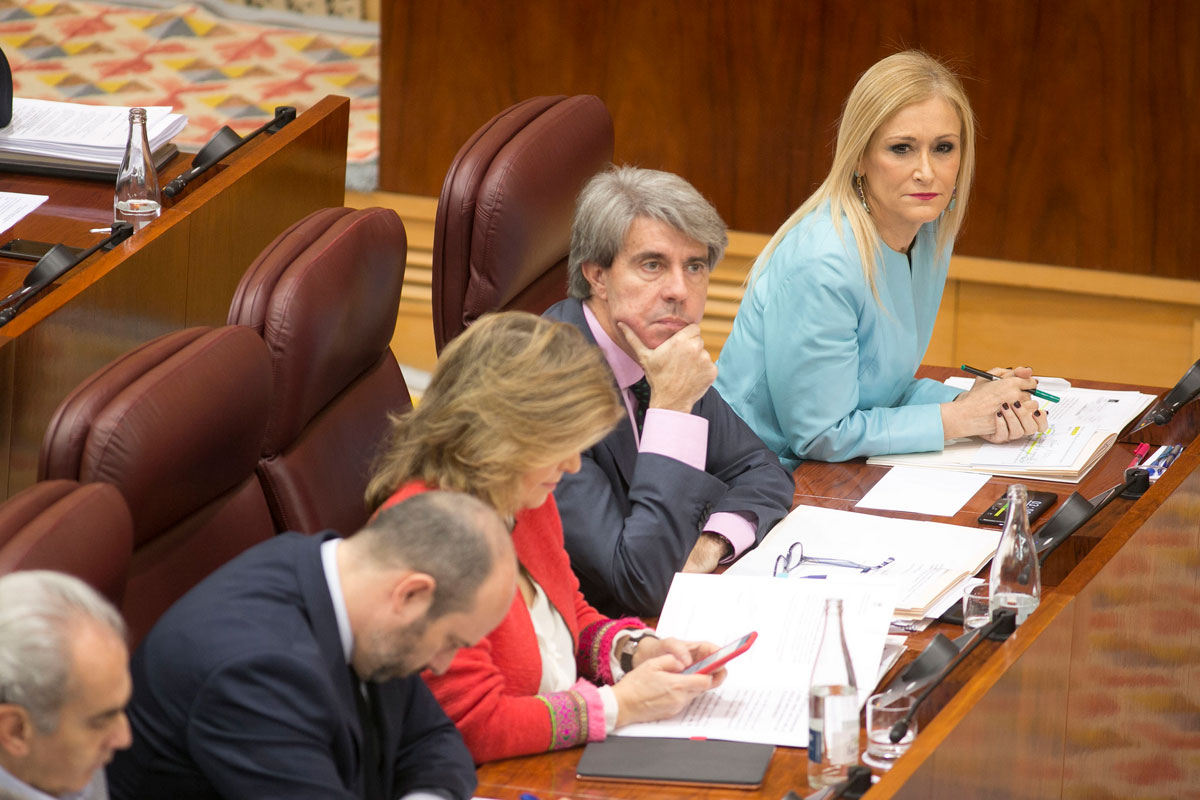 Cristina Cifuentes y su consejero de Presidencia, Ángel Garrido, en la Asmblea de Madrid.