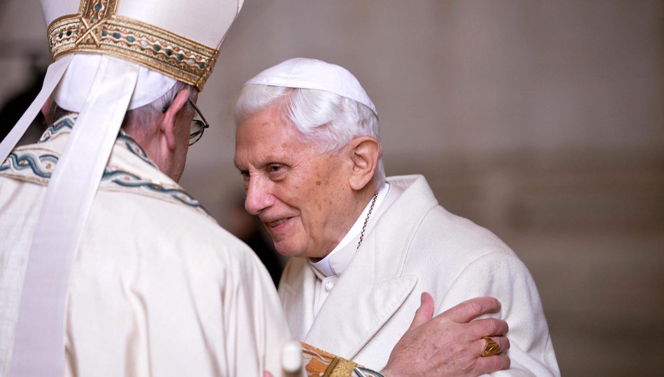 El papa Francisco (i) saludando al papa emérito Benedicto XVI antes de la ceremonia de apertura de la Puerta Santa. Archivo
