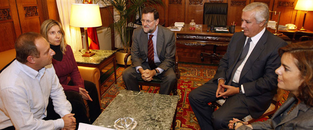 Los padres de Marta del Castillo, con Mariano Rajoy, Javier Arenas y Soraya Sáenz de Santamaría.