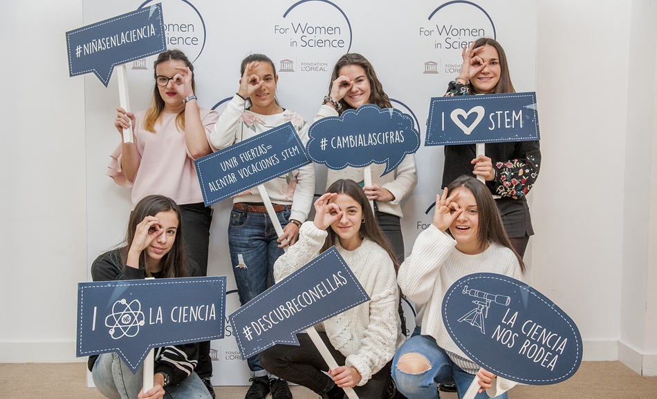 Los esfuerzos para conseguir la igualdad en el campo de la ciencia se centran en las niñas y adolescentes. 