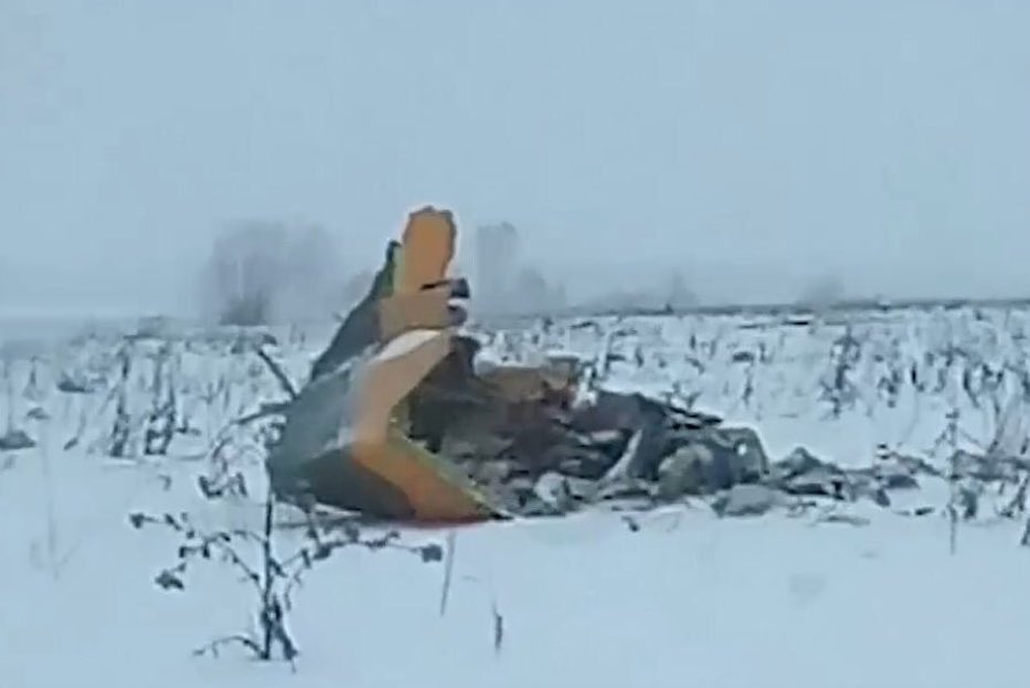 Restos del avión estrellado en las afueras de Moscú - Twitter