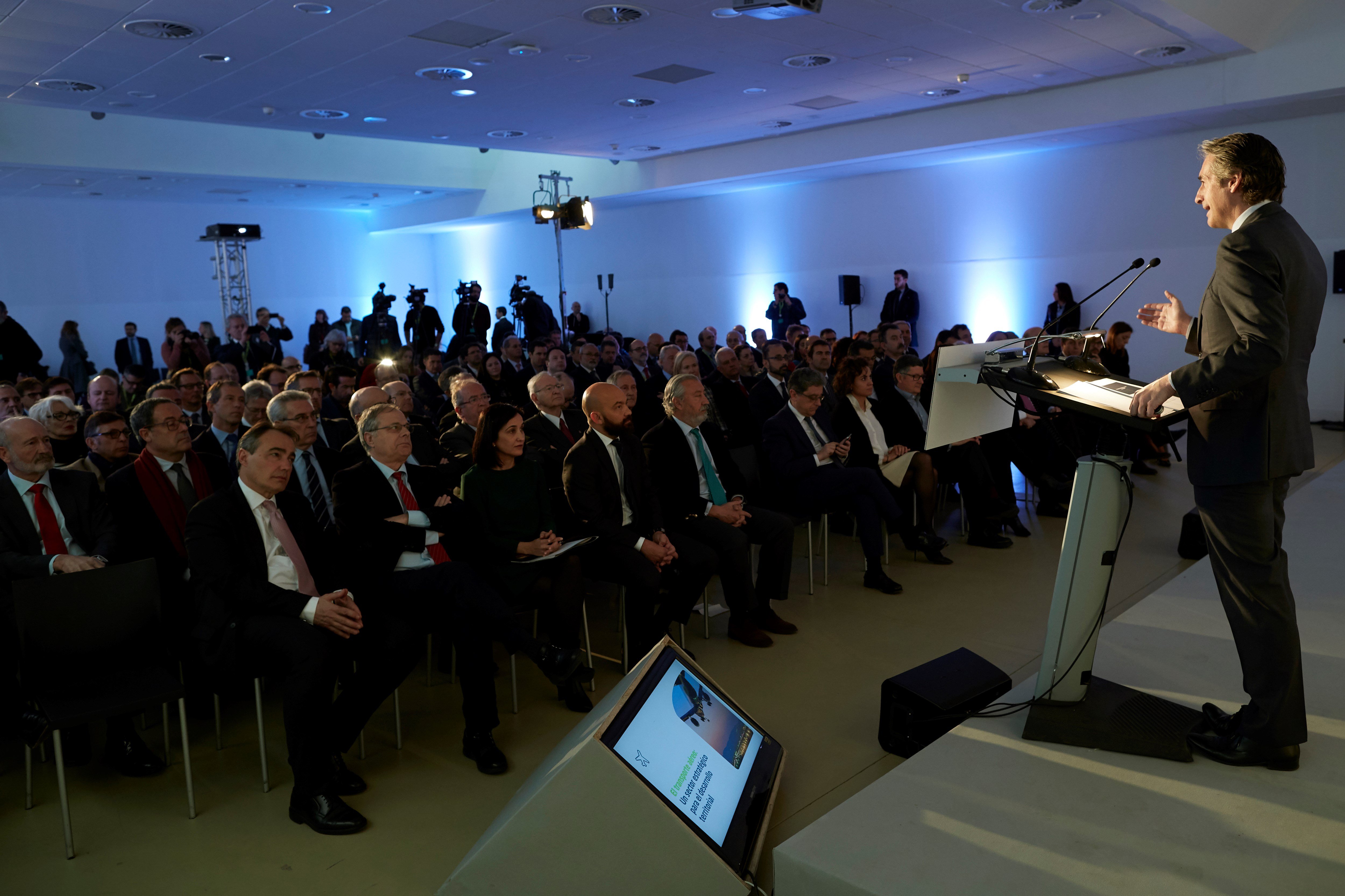 El ministro de Fomento, Íñigo de la Serna, durante la presentación hoy en El Prat (Barcelona), del Plan Director del Aeropuerto de El Prat