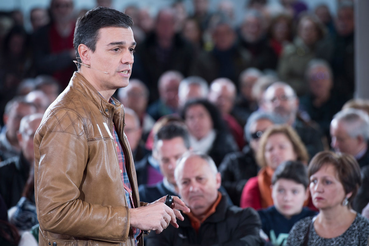 El secretario general del PSOE Pedro Sánchez participa en la Asamblea Abierta- Pensiones en Valladolid