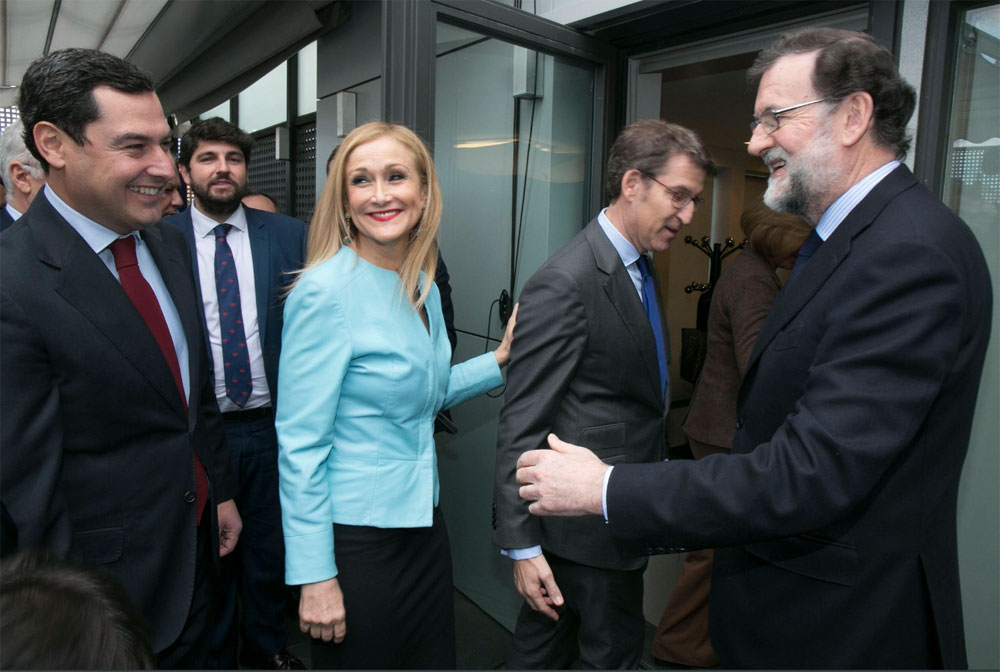 Cristina Cifuentes junto a Mariano Rajoy y otros dirigentes del PP a su llegada a la reunión de trabajo.