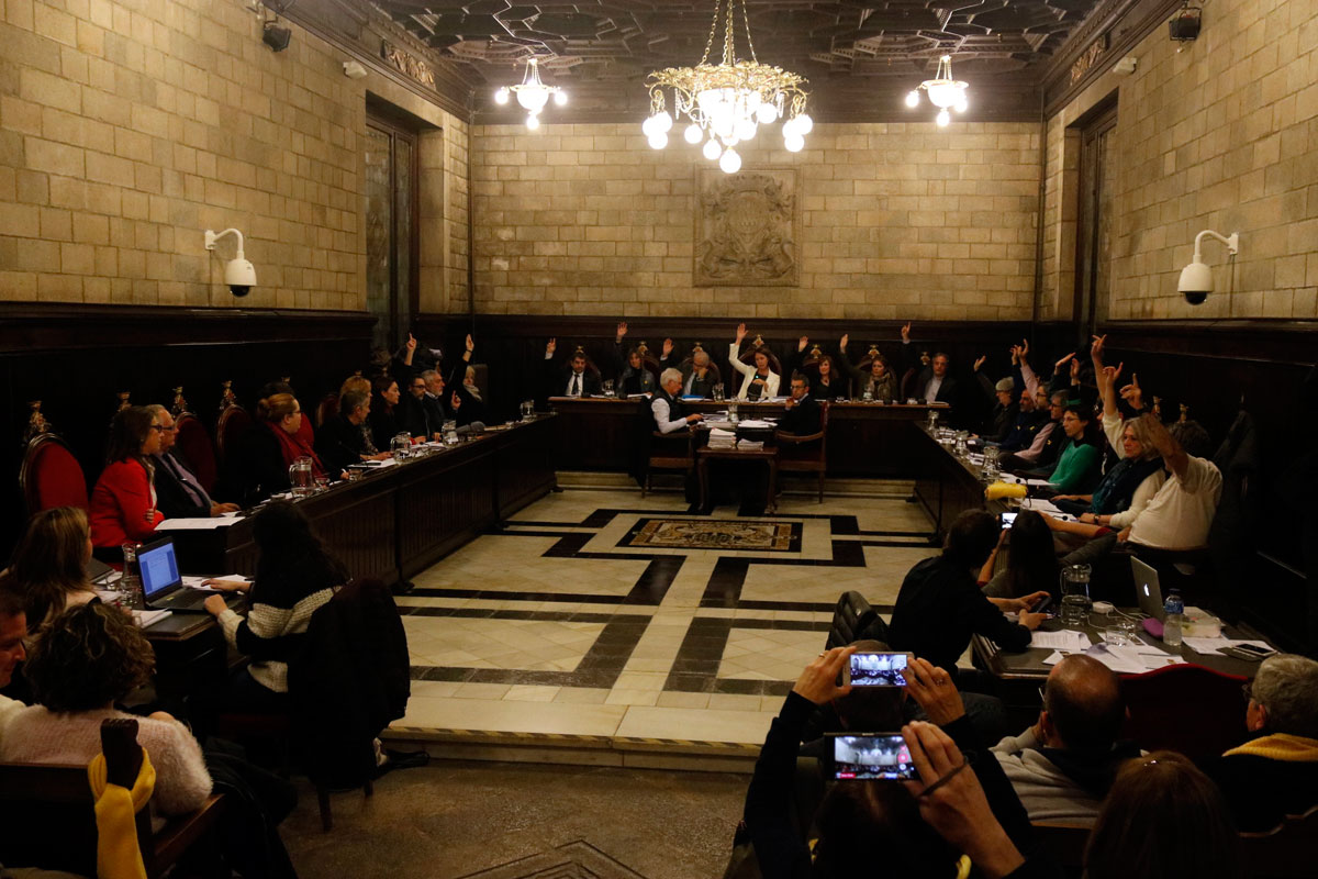 Momento de la votación en el pleno de Girona para aprobar la plaza del 1-O