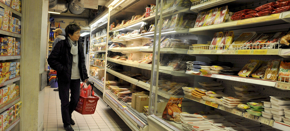 Un cliente observa las estanterías de un supermercado Un cliente observa las estanterías de un supermercado