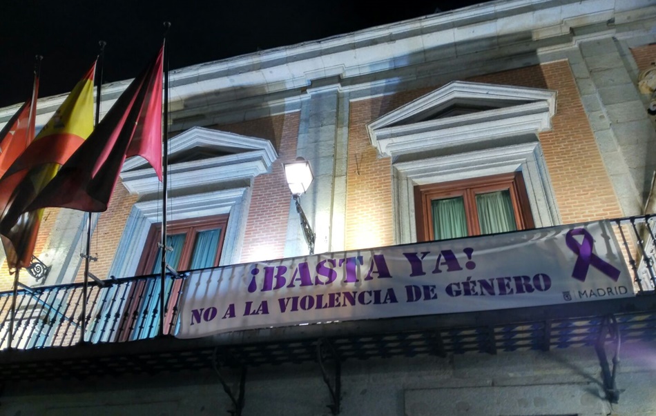 Pancarta contra la violencia de género en el balcón de un ayuntamiento.