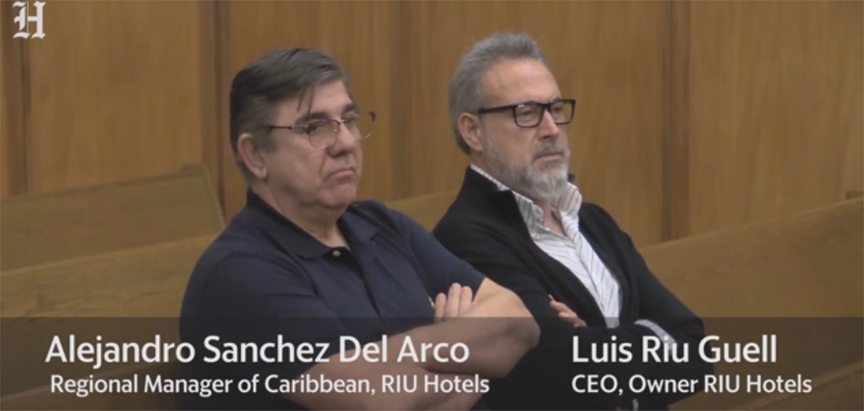 El dueño de hoteles Riu, Luis Riu Guell (d), junto al responsable regional de la cadena, Alejandro Sánchez del Arco (iz) 