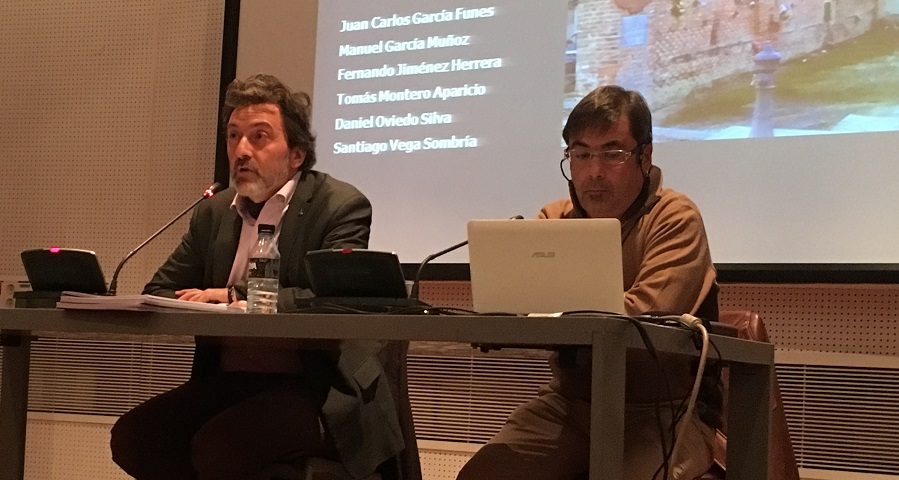 El concejal Mauricio Valiente y el historiador Fernando Hernández Holgado en la presentación del informe