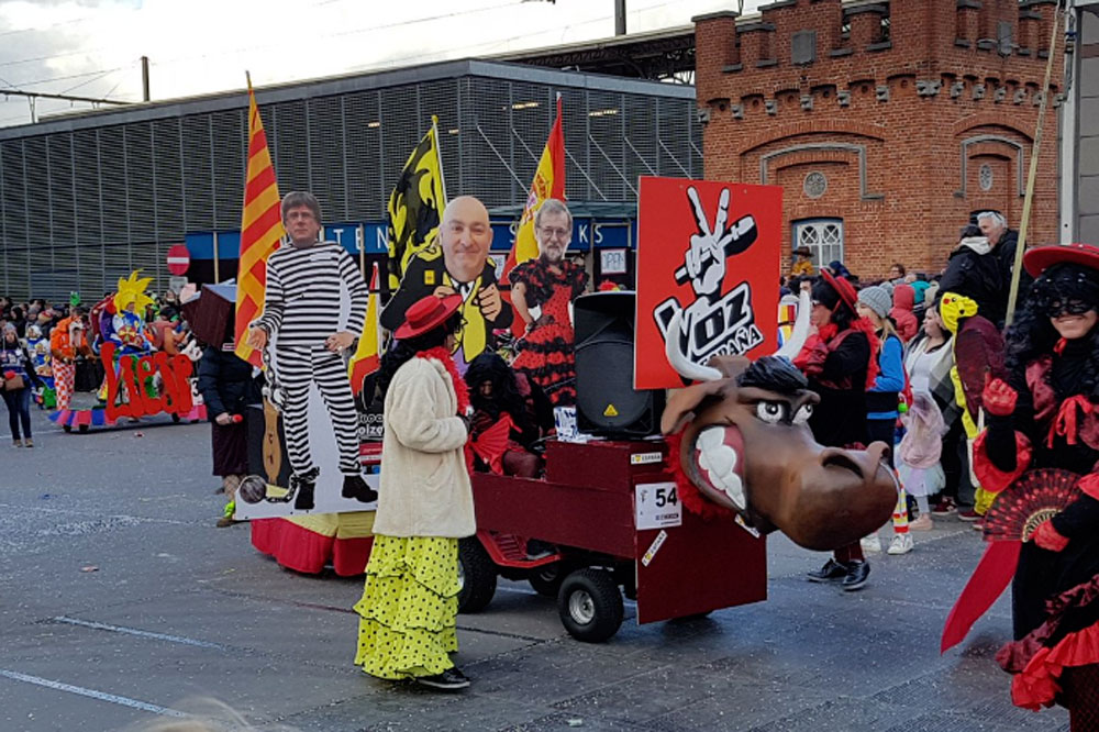Carnavales de Bruselas parodiando a Carles Puigdemont.