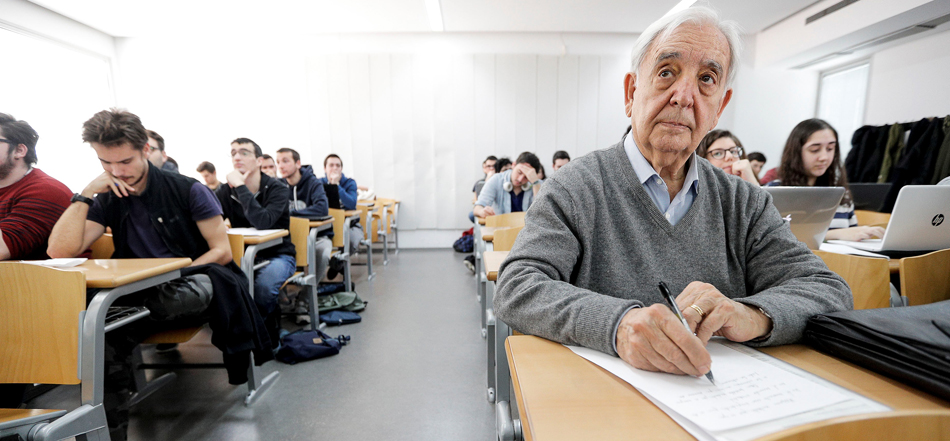 Miguel Castillo durante una de las clases del grado de Historia que cursa en la Universitat de València