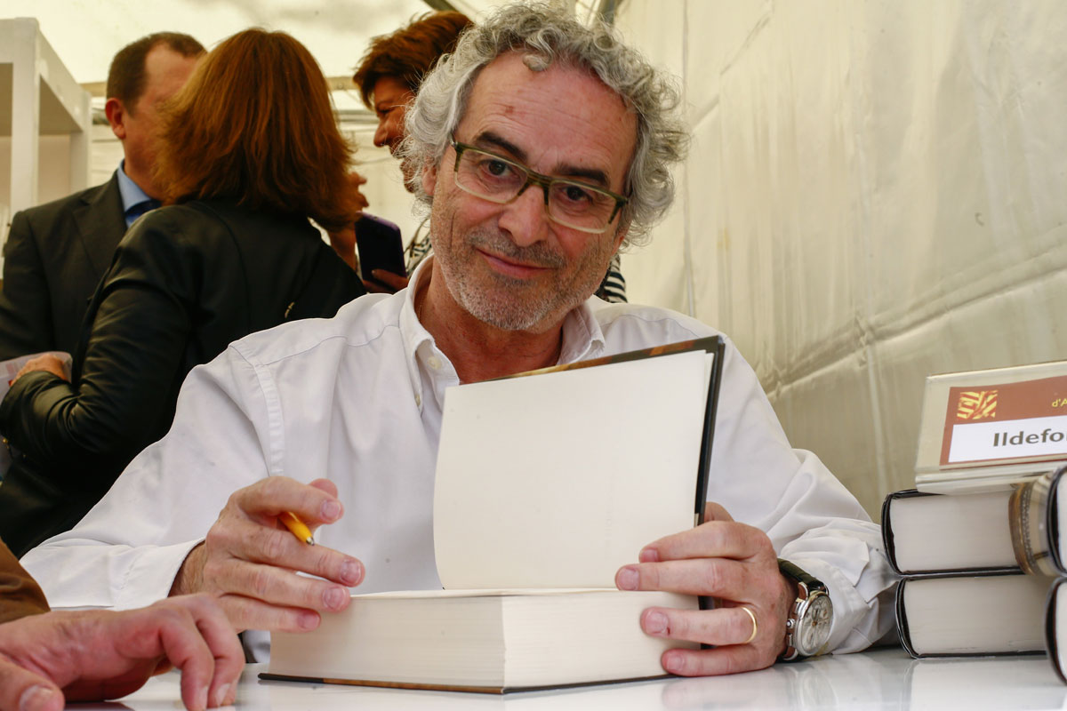 El escritor Ildefonso Falcones firma libros en Barcelona durante la diada de Sant Jordi.