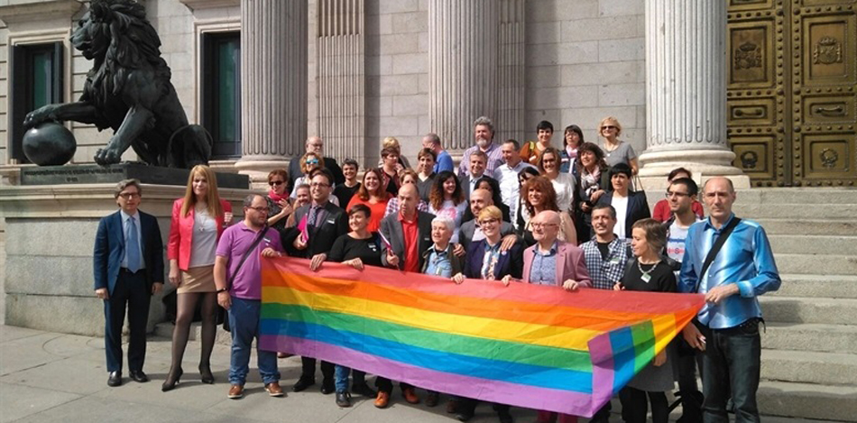 El colectivo LGTBI junto a políticos a las puertas del Congreso, en septiembre de 2017.