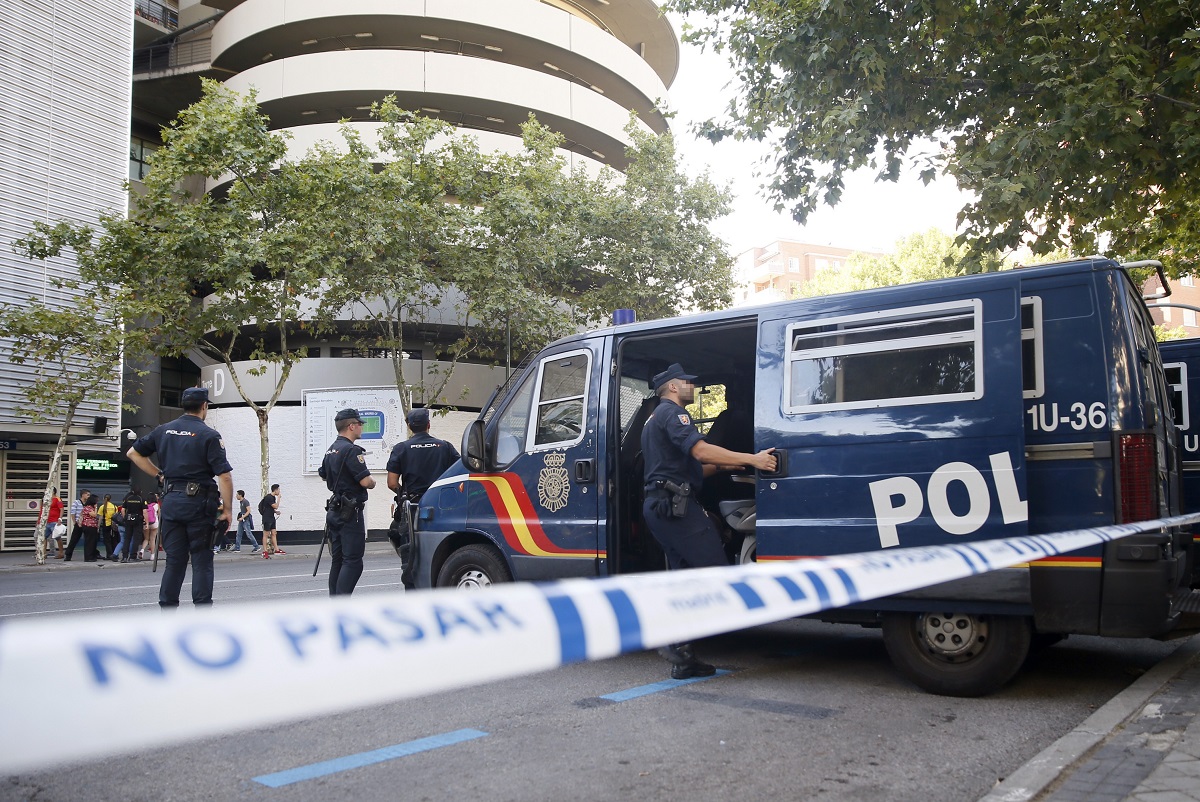 Medidas de seguridad en los alrededores del estadio Santiago Bernabéu, antes de un partido