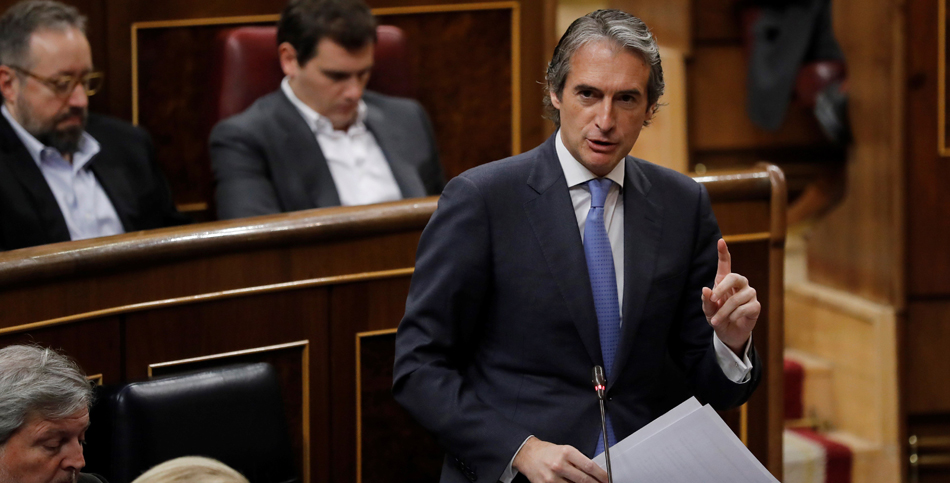 El ministro de Fomento, Íñigo de la Serna, durante una de sus intervenciones en la sesión de control al Gobierno celebrada hoy en el Congreso 