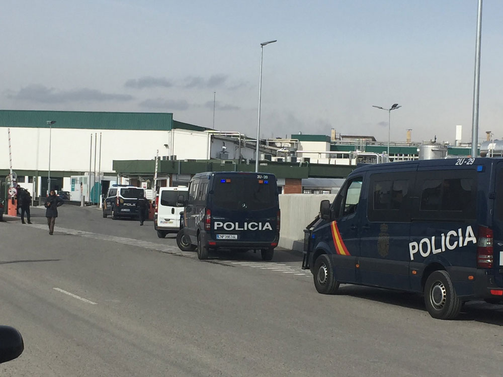 Despliegue de furgonas de la Policia Nacional en LE PORC GOURMET, el matadero denunciado por sus trabajadores en Salvados