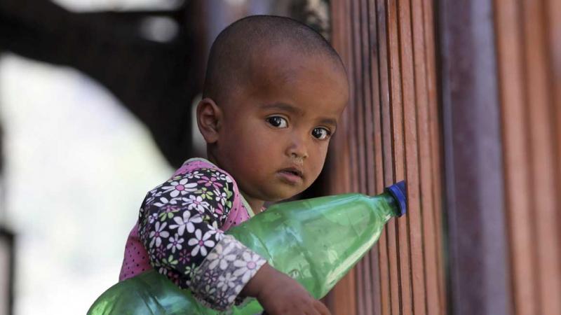 Un niño refugiado perteneciente a la minoría musulmana rohinyá juega en el exterior de un edificio de las afueras de Srinagar, la capital estival de la Cachemira india (india).