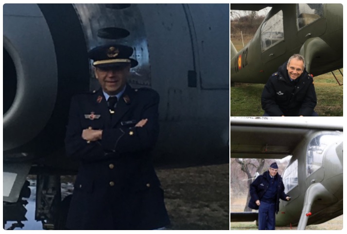 Antonio Miguel Carmona posa vestido de reservista del Ejército del Aire