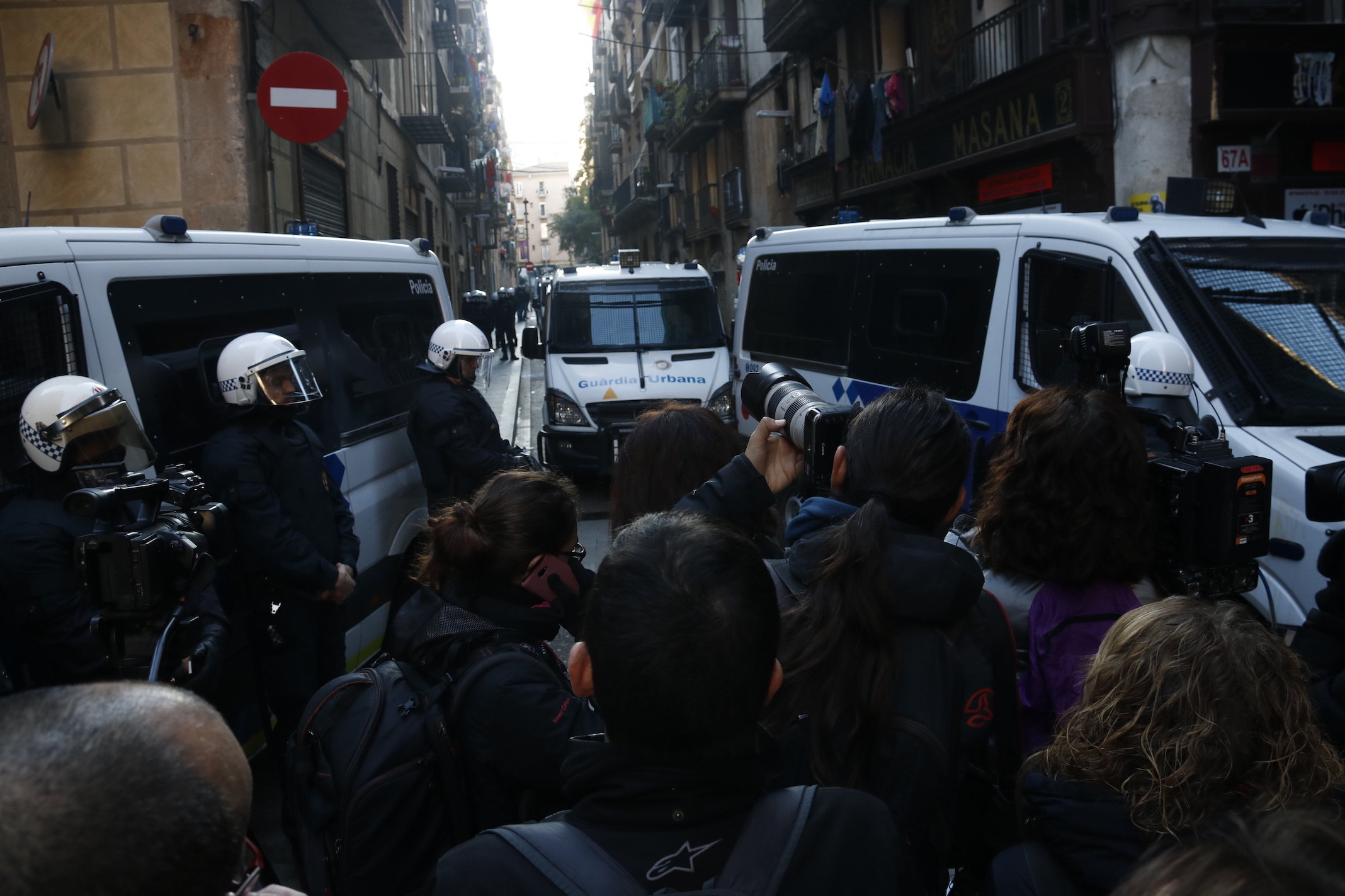 Agents de la Guàrdia Urbana tallen el carrer durant una intervenció al Raval de Barcelona.