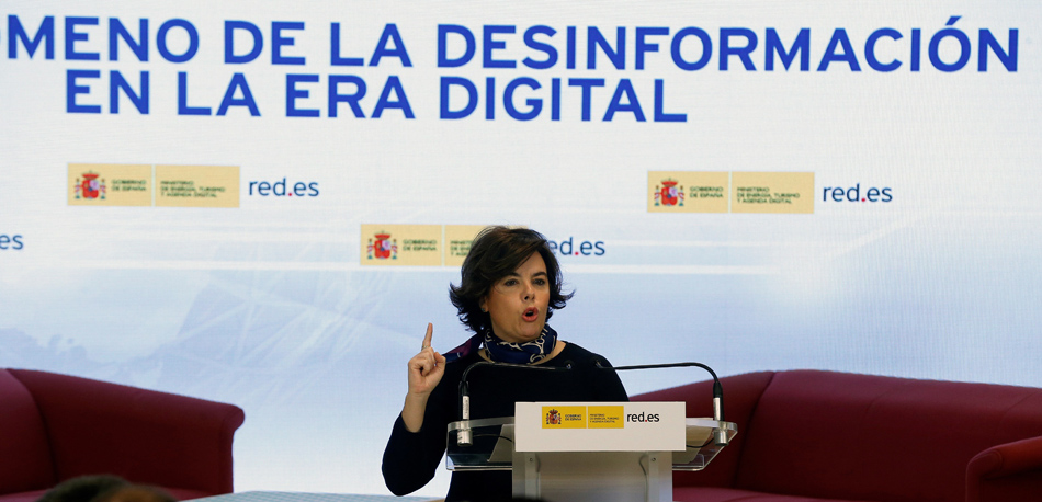 La vicepresidenta del Gobierno, Soraya Sáenz de Santamaría, durante la intervención con la que ha inaugurado una jornada de debate sobre las noticias falsas en España