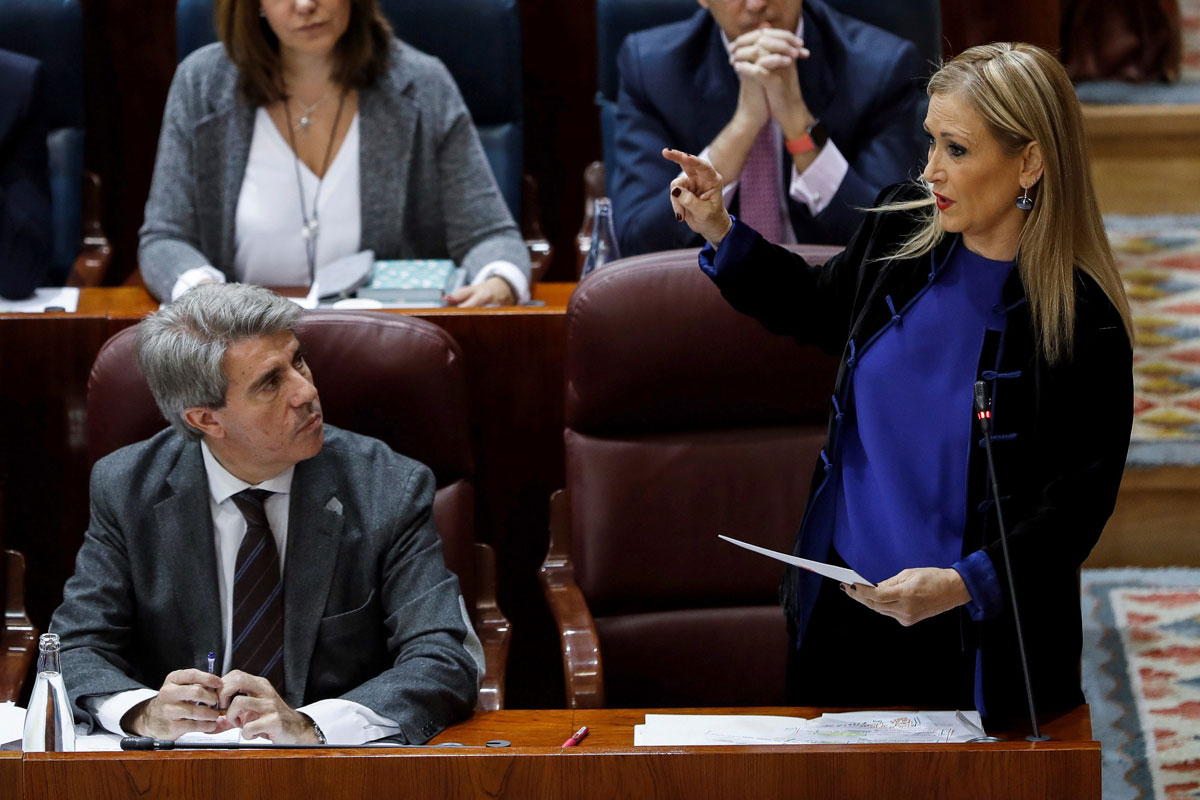 La presidenta de la Comunidad de Madrid, Cristina Cifuentes (d), en presencia del consejero de Presidencia y portavoz, Ángel Garrido (i), durante una intervención en el pleno de la Asamblea de Madrid. 