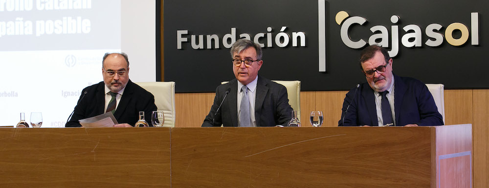 Enric Juliana, el moderador Ignacio Martínez y José Rodríguez de la Borbolla, ayer en la Fundación Cajasol.
