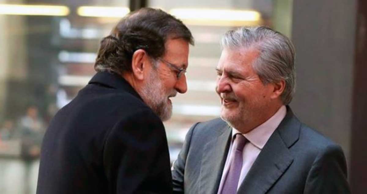 El presidente del Gobierno, Mariano Rajoy, junto al ministro de Cultura, Íñigo Méndez de Vigo.