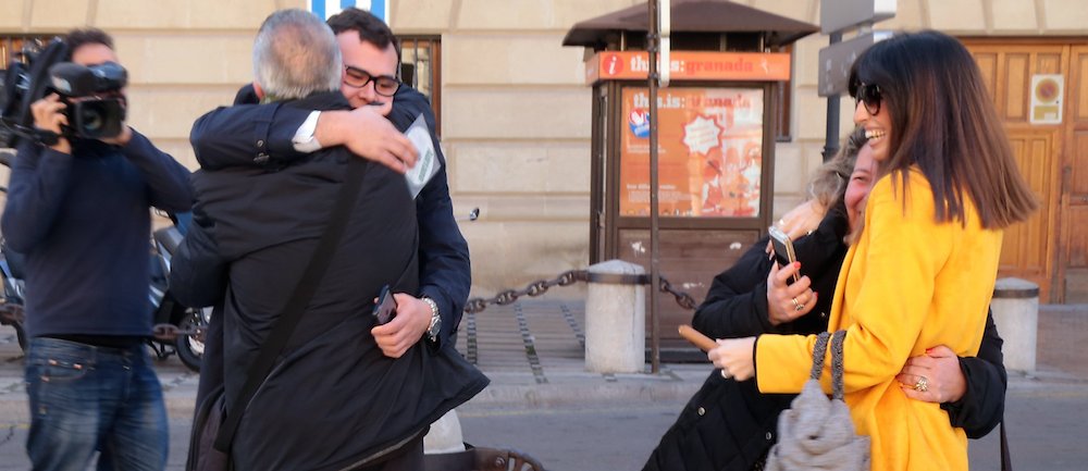 El abogado Juan Fernando Hernández (i) y la procuradora Liliana Bustamante (d) celebran la absolución de sus defendidos.