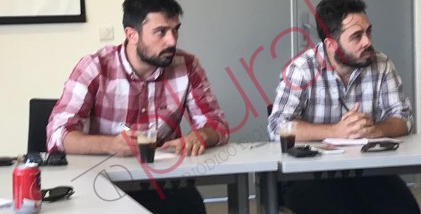 Ramón Espinar y su mano derecha en Podemos, Fran Casamayor, con un bote de Coca-Cola.