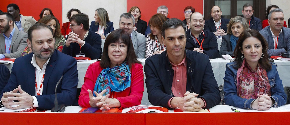 El secretario general del PSOE, Pedro Sánchez (2d), junto a la presidenta, Cristina Narbona (2i); el secretario de Organización, José Luis Ábalos (i), y la vicesecretaria general, Adriana Lastra (d), durante la reunión del Comité Federal del partido que s